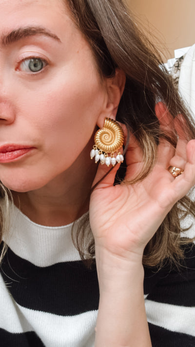 GOLD SEASHELL EARRINGS WITH PEARL DROPS