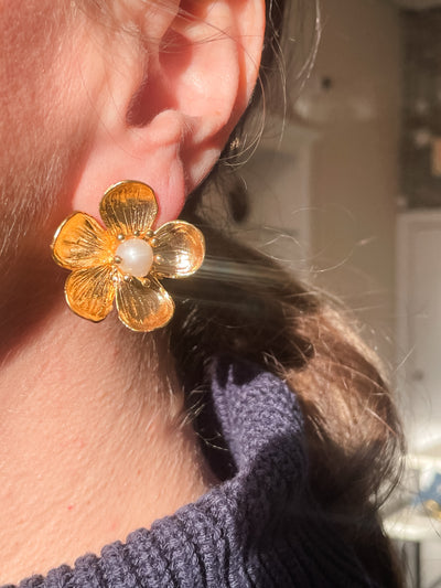 GOLD LILY STUD EARRINGS